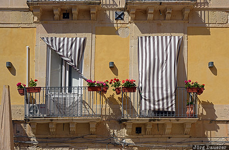 ITA, Italy, balcony, drape, facade, Isola di Ortigia, Ortygia island, Sicily, Siracusa, Italien, Italia, Sizilien, Sicilia